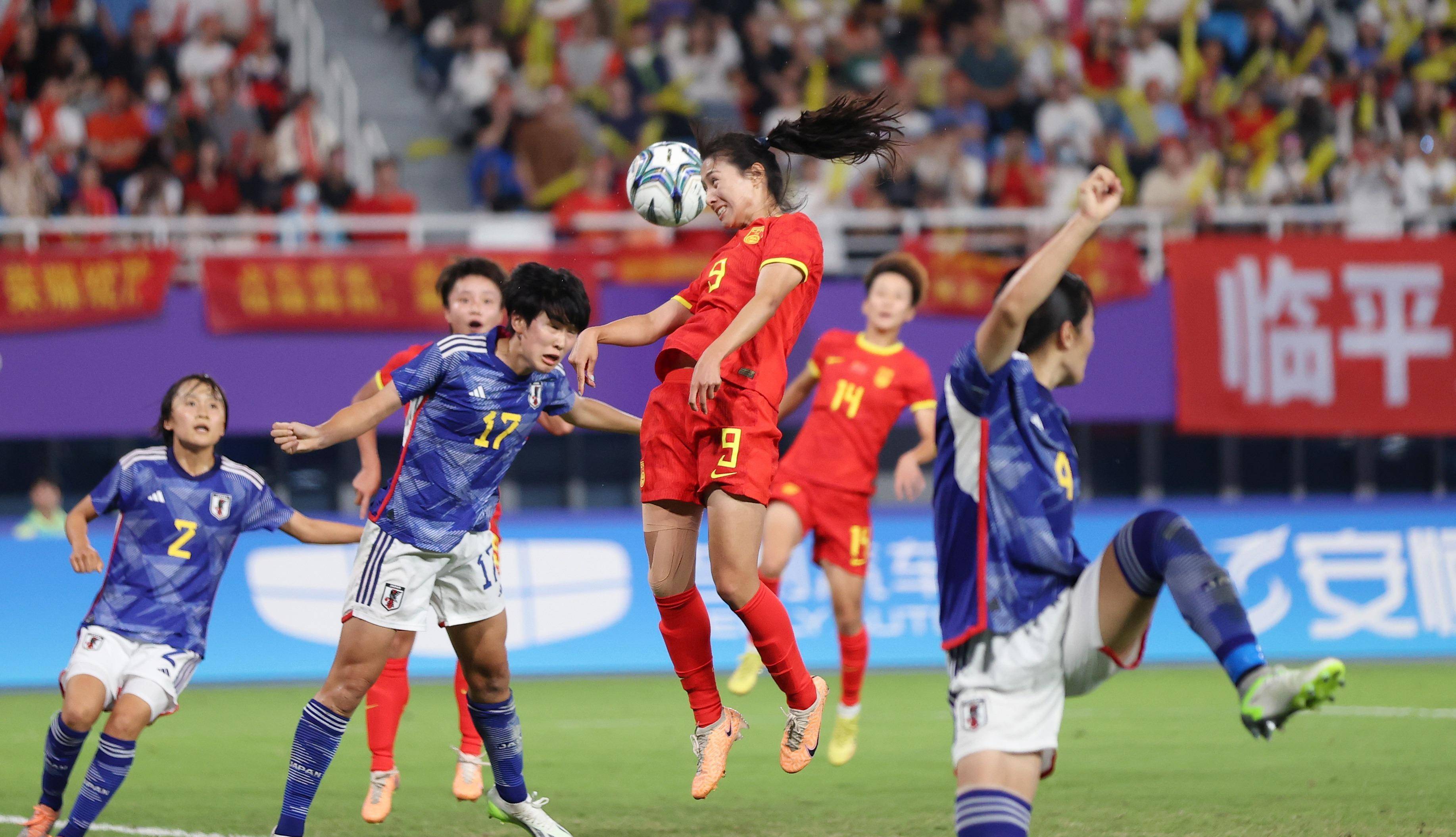 国内女足球员努力备战，为比赛贡献自己力量