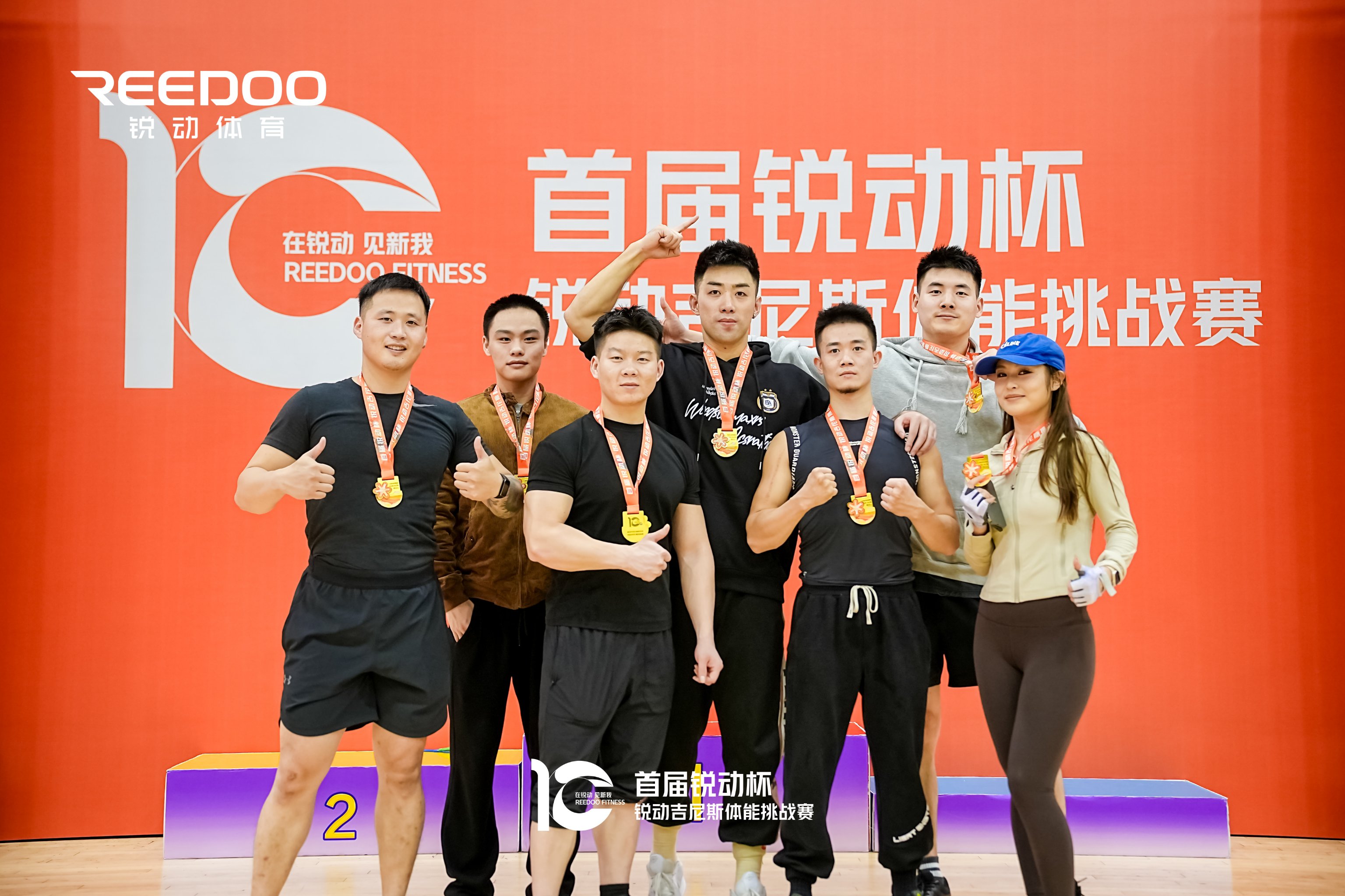 运动员们在比赛中表现出色，体现出团队合作和个人实力