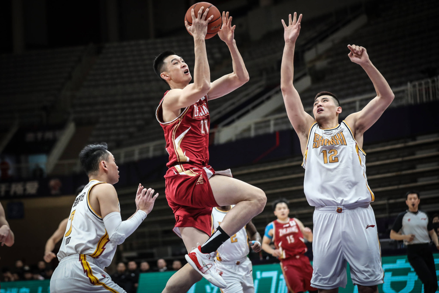 包含新疆男篮魂断CBA联赛战事残酷的词条